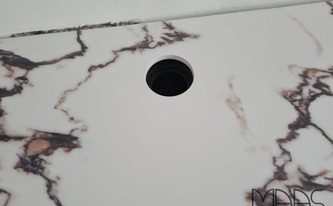 Bohrung in der Porcelanosa Arbeitsplatte Viola Rosse