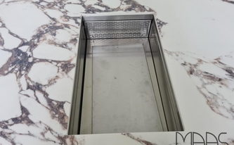 Porcelanosa Arbeitsplatte Viola Rosse mit Unterbauausschnitt