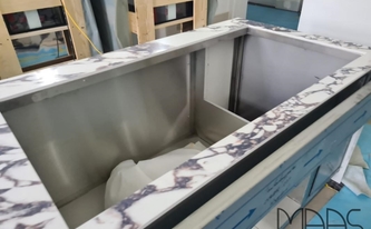 Ausschnitt für die Kühlvitrine in der Porcelanosa Arbeitsplatte Viola Rosse