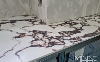 Porcelanosa Arbeitsplatten Viola Rosse mit Ausklinkungen