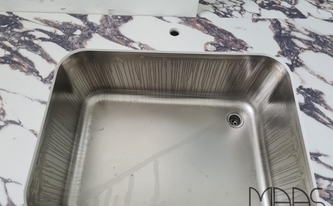 Unterbauspüle in der Porcelanosa Arbeitsplatte Viola Rosse