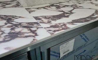 Montage der 13 Porcelanosa Arbeitsplatten Viola Rosse in Dresden