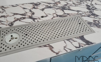 Porcelanosa Arbeitsplatte Viola Rosse mit Gläserdusche