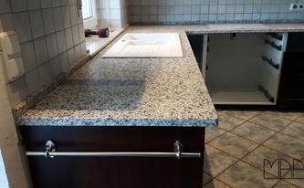 L-Küche mi Granit Arbeitsplatten Bianco Sardo
