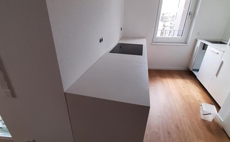 Küche in Düsseldorf mit Caesarstone Arbeitsplatten und Seitenwange 3141 Osprey