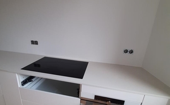 Ceranfeld in der Caesarstone Arbeitsplatte 3141 Osprey