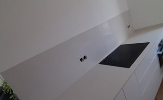 Montage der Caesarstone Rückwände 3141 Osprey