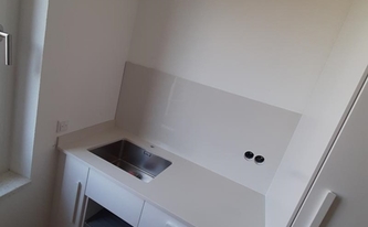 Montage der Caesarstone Arbeitsplatte und Rückwand 3141 Osprey