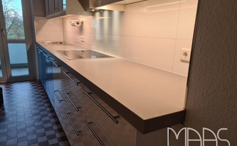 Küchenzeile in Düsseldorf mit Caesarstone Arbeitsplatten 4003 Sleek Concrete