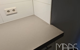 Geschliffene Oberfläche der Caesarstone Arbeitsplatte 4003 Sleek Concrete
