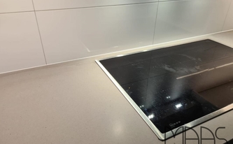 Ceranfeld in der Caesarstone Arbeitsplatte 4003 Sleek Concrete