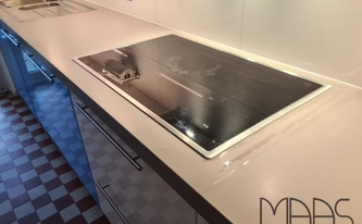 Montage der Caesarstone Arbeitsplatten 4003 Sleek Concrete in Düsseldorf
