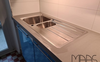 Edelstahlspüle in der Caesarstone Arbeitsplatte 4003 Sleek Concrete