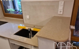 Küche in Düsseldorf mit Caesarstone Arbeitsplatten 4230 Shitake