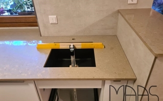 Unterbauspüle in der Caesarstone Arbeitsplatte 4230 Shitake