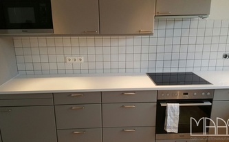 Küchenzeile mit einer Caesarstone 1141 Pure White / Perfect White Arbeitsplatte
