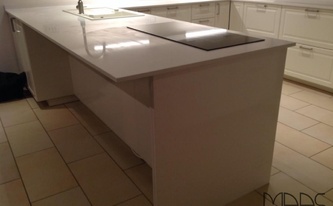 Polierte Oberfläche der Caesarstone 4600 Royal Snow Arbeitsplatten