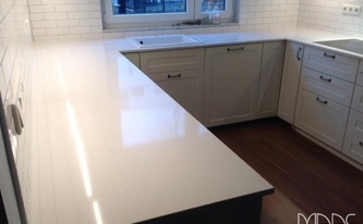 Montage der Caesarstone 2141 Snow Arbeitsplatten 