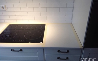 Strahlende Arbeitsplatte aus dem Caesarstone 2141 Snow