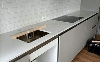 Küchenzeile in Düsseldorf mit Compac Arbeitsplatten Unique Calacatta