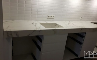 Arbeitsplatte aus Dekton in Marmoroptik