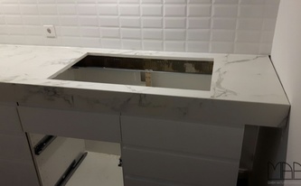 Ausschnitt für das Ceranfeld in der Dekton Arbeitsplatte