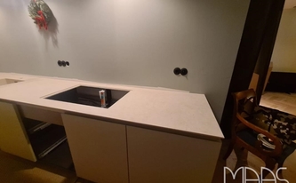 Dekton Arbeitsplatte Nebbia auf der Küchenzeile