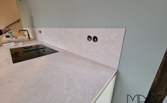 Küchenzeile in Düsseldorf mit Dekton Arbeitsplatten Nebbia
