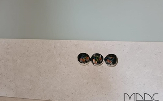 Drei Steckdosenbohrungen in der Dekton Rückwand Nebbia