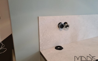 Dekton Arbeitsplatten und Rückwände Nebbia mit zwei Steckdosenbohrungen