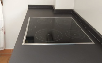 Dekton Arbeitsplatte Domoos mit Ceranfeld