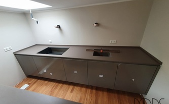 Küchenzeile mit zwei Dekton Arbeitsplatten Galema