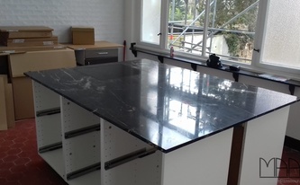 Küchenblock in Düsseldiorf mit einer Granit Belvedere Arbeitsplatte