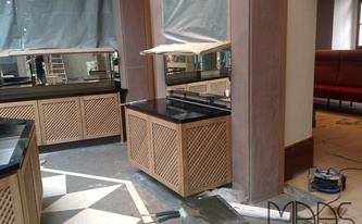 Montage der Granit Arbeitsplatten im Derag Livinghotel De Medici