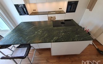 Küche mit Granit Arbeitsplatten Verde Picasso