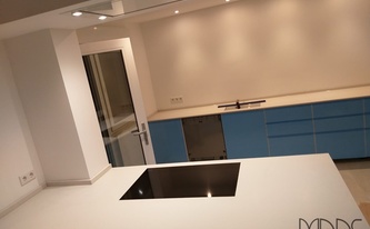 IKEA Küche mit Caesarstone Arbeitsplatten und Wischleisten 4001 Fresh Concrete in Düsseldorf
