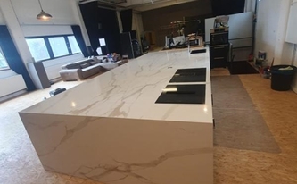 Montage der Infinity Arbeitsplatten und Seitenwangen Calacatta Oro in Düsseldorf