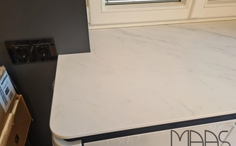 Gerundete Ecke der Porcelanosa Arbeitsplatte Glem White