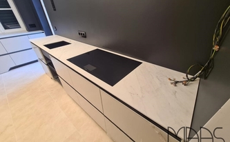 Küchenzeile mit Porcelanosa Arbeitsplatte Glem White