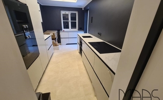 Schlauchförmige Küche in Düsseldorf mit Porcelanosa Arbeitsplatten Glem White