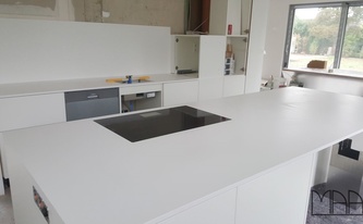 Suede Obeflächen der Silestone Arbeitsplatten und Rückwand Blanco Zeus Extreme