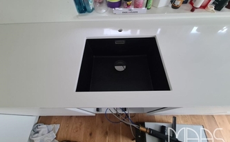 Spüle in der Silestone Arbeitsplatte Iconic White