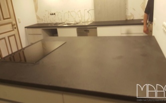 Küche mit Granit Devil Black Arbeitsplatten ausgestattet