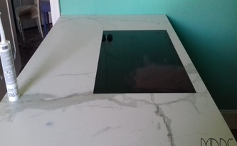 SapienStone Arbeitsplatte Calacatta Quarz auf der Kücheninsel montiert