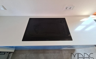 Silestone Arbeitsplatte Miami White mit Kochfeld