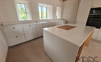 Küche in Eiderstedt mit Altissimo Marazzi Arbeitsplatten