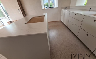 Montage der Altissimo Marazzi Arbeitsplatte auf der Kücheninsel