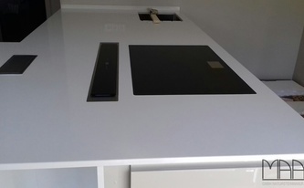 Montage der Silestone Arbeitsplatten Iconic White in Erding