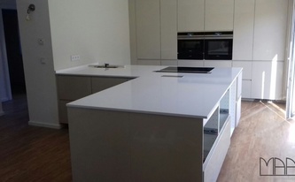 L-förmige Kücheninsel mit Silestone Arbeitsplatten Iconic White