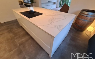 Dream Quarzagglo Arbeitsplatte Dream Calacatta Oro auf der Kücheninsel montiert